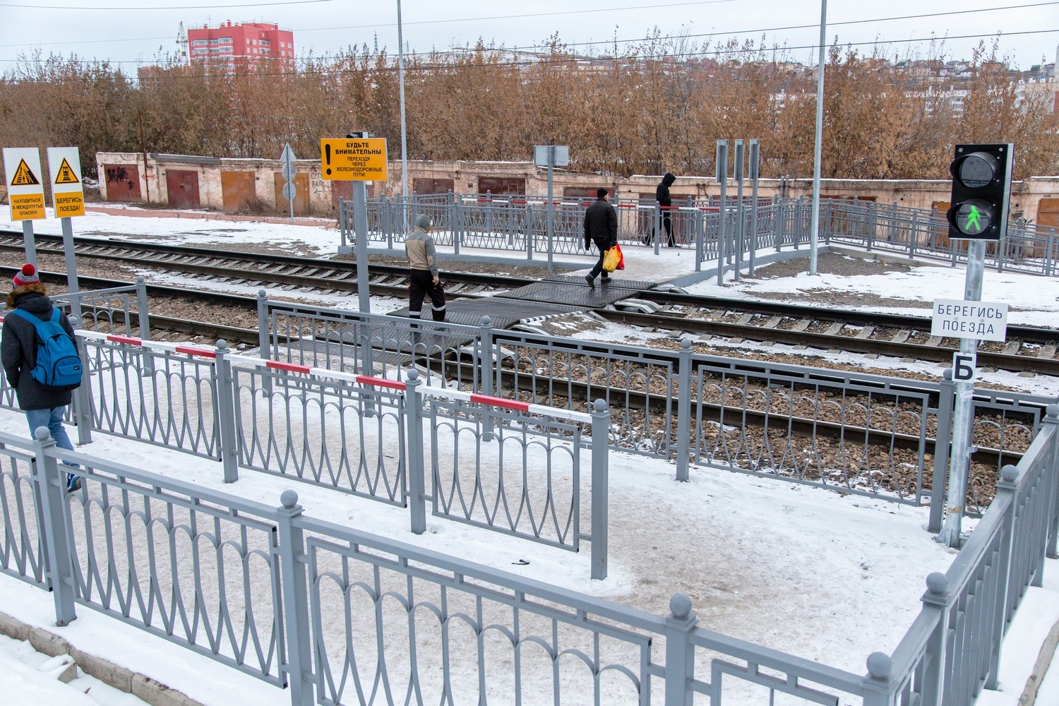 Пешеходный переход жд путей. Переход через ЖД. Железнодорожный пешеходный переход. Пешеходный переход через ЖД пути. Ограждение железной дороги.