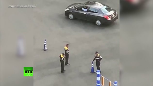 Дорожный конус вместо бутылки: версия Bottle Flip Challenge от мексиканских полицейских - (ВИДЕО)
