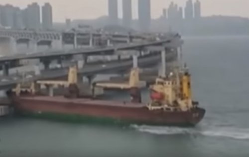 В Южной Корее корабль протаранил мост - (видео)