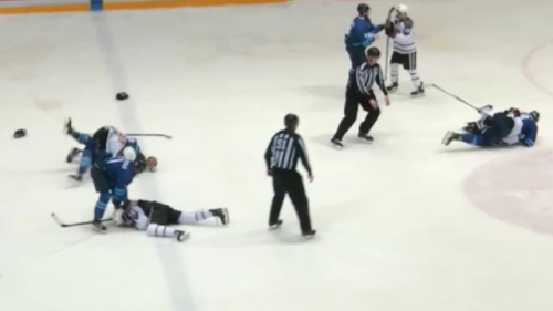 На матче ВХЛ произошла массовая драка между хоккеистами - «Новости Дня»