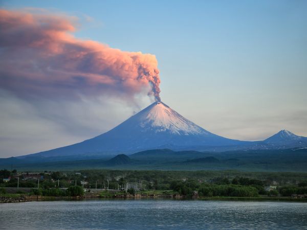 Код оранжевый: Вулкан Ключевский выбросил столб пепла высотой 6 км - «Происшествия»